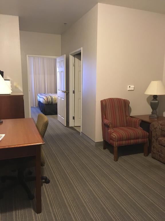 One-Bedroom King Suite - Non-Smoking