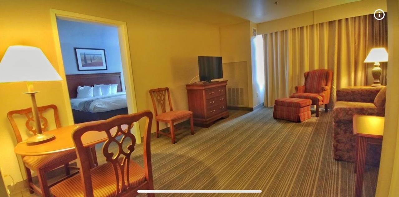 One-Bedroom King Suite - Disability Access/Non-Smoking
